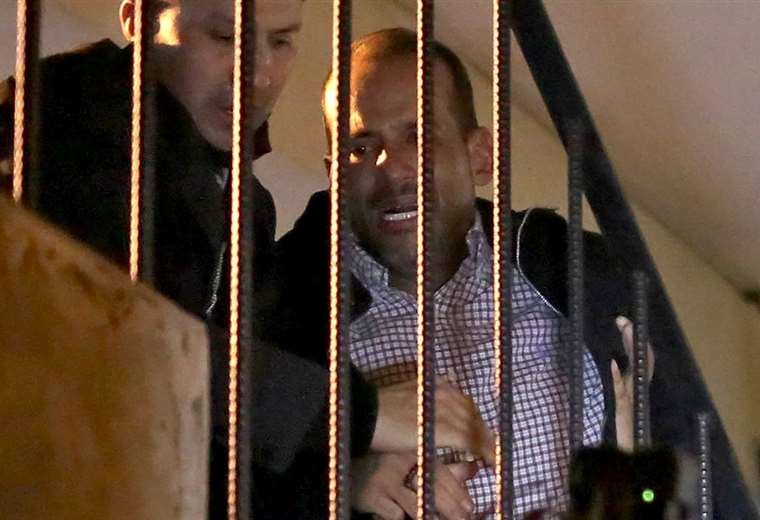 Luis Fernando Camacho siendo aprehendido por fuerzas policiales
