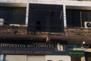 Oficinas quemadas de Impuestos Nacionales en Santa Cruz