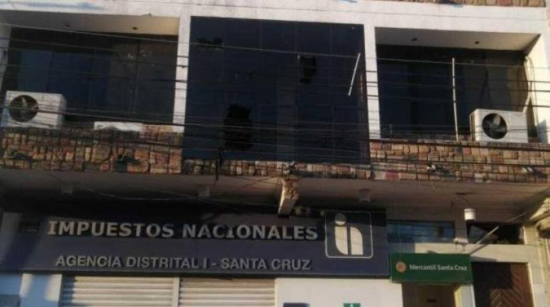 Oficinas quemadas de Impuestos Nacionales en Santa Cruz