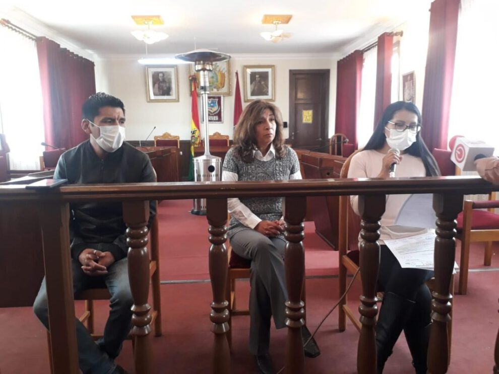 Sesión Extraordinaria del Concejo con concejales Iván Quispe, Edmée Castillo y Nilda Fernández