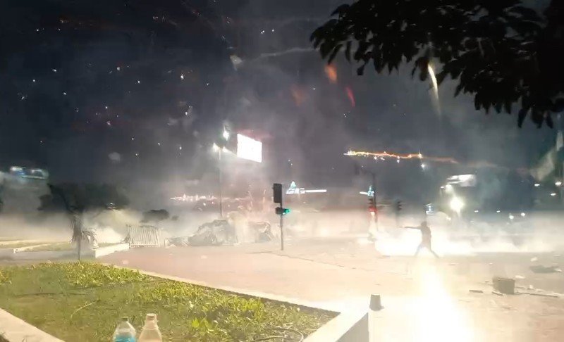 Enfrentamientos en Santa Cruz durante la celebración de Año Nuevo 2023