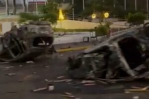 quema de vehículos durante las protestas en Santa Cruz
