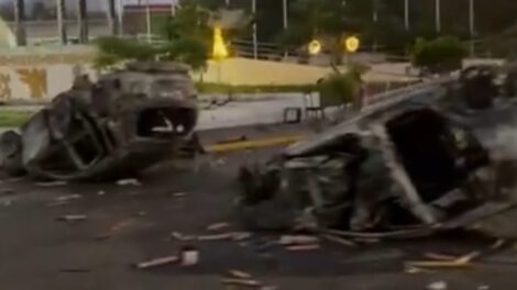 quema de vehículos durante las protestas en Santa Cruz