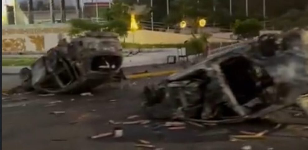 quema de vehículos durante las protestas en Santa Cruz