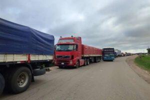 Bloqueo de carreteras en Santa Cruz en demanda de la libertad de Camacho