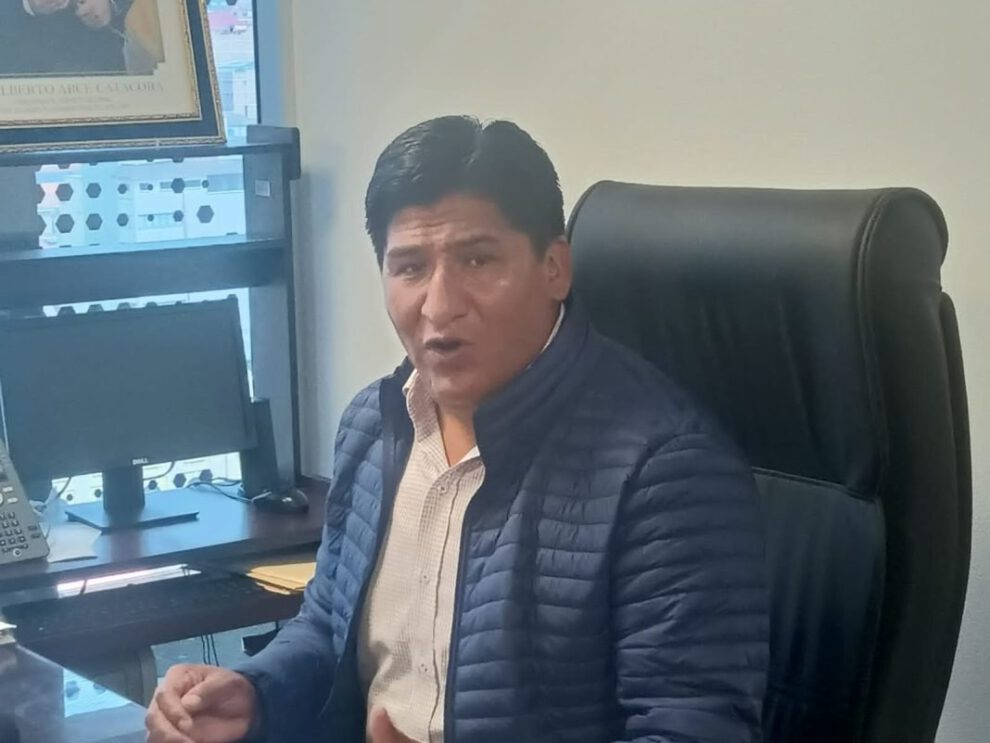 Acciones legales contra Calvo por toma de instituciones