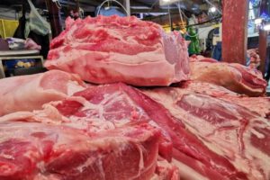 Abastecimiento de carne en el Mercado Bolívar