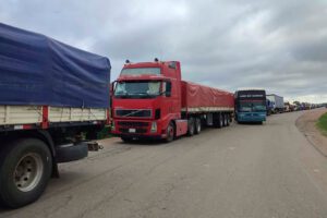 Bloqueo de camiones en Santa Cruz