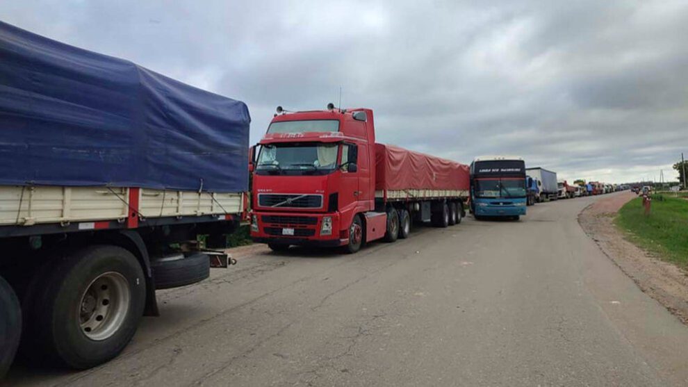 Bloqueo de camiones en Santa Cruz