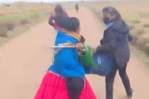 Ponchos Rojos acechan a personas que visitan a Camacho en Chonchocoro