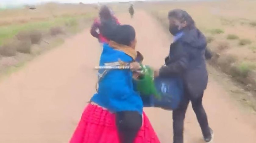 Ponchos Rojos acechan a personas que visitan a Camacho en Chonchocoro