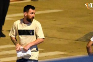 Hijos de Messi portando el trofeo y la medalla ganada en el Mundial