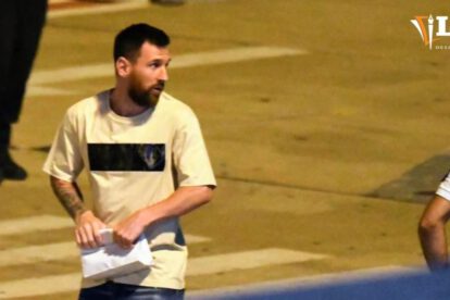 Hijos de Messi portando el trofeo y la medalla ganada en el Mundial