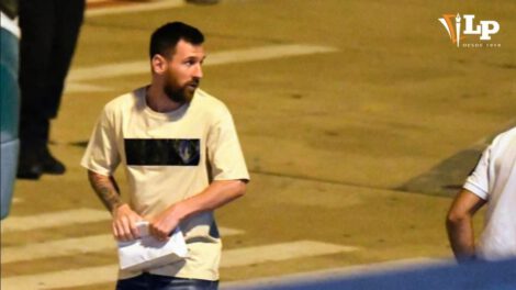 Hijos de Messi portando el trofeo y la medalla ganada en el Mundial
