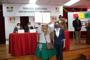 Sara Poma recibe su credencial como autoridad del Gobierno Autónomo Indígena Originario Campesino de Salinas
