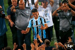 Luis Suárez en el Gremio durante su presentación ante 60 mil personas