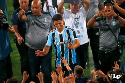 Luis Suárez en el Gremio durante su presentación ante 60 mil personas