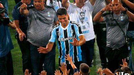 Luis Suárez en el Gremio durante su presentación ante 60 mil personas