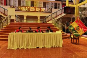Bordadores en Arte Nativo durante su juramento