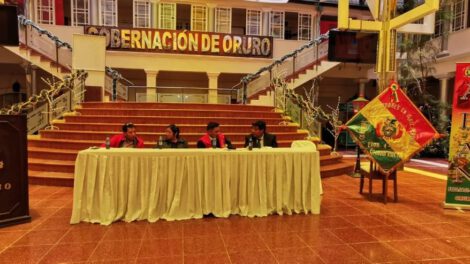 Bordadores en Arte Nativo durante su juramento