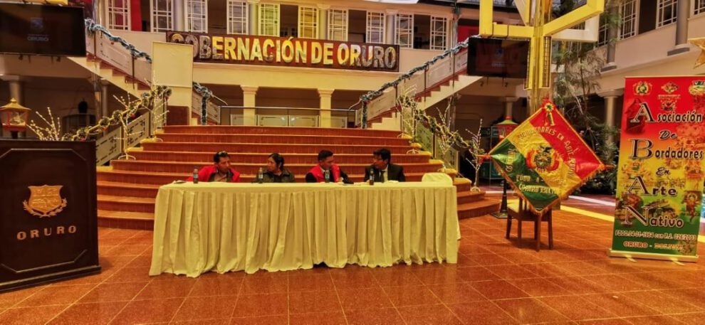 Bordadores en Arte Nativo durante su juramento