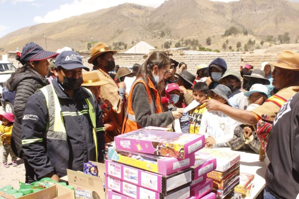 CBN entrega juguetes a niños de seis comunidades del municipio de Huari
