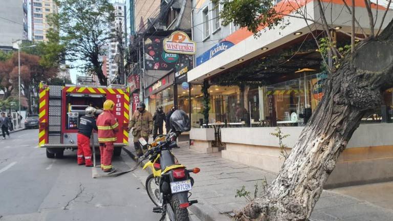 Incendio en restaurantes de la plaza Abaroa