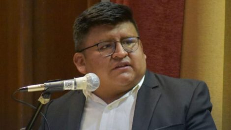 Álvaro Quelali en su casa tras cubrir fianza