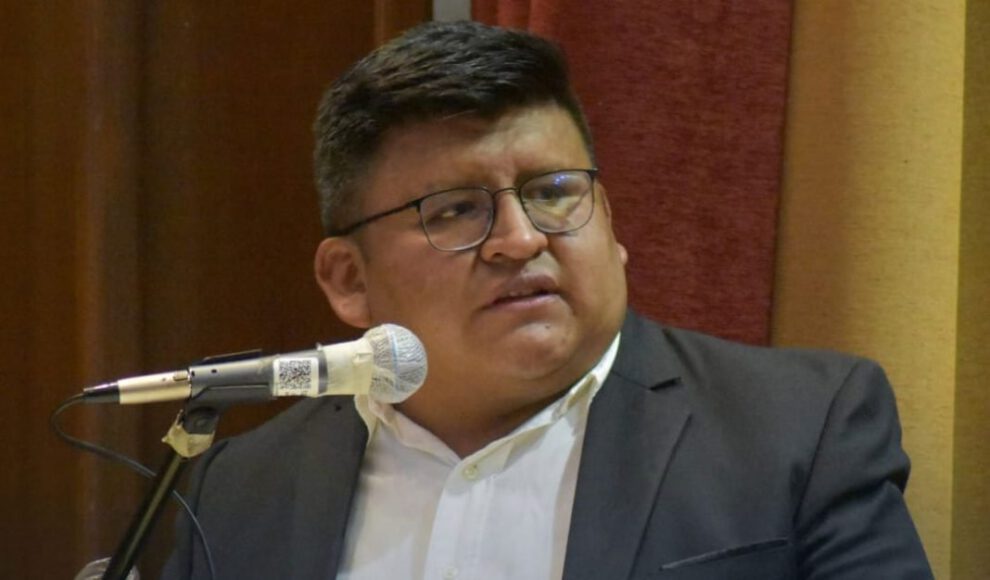 Álvaro Quelali en su casa tras cubrir fianza