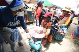 CBN entrega juguetes a niñas y niños de El Alto
