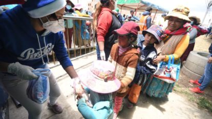CBN entrega juguetes a niñas y niños de El Alto