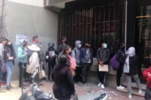 Fila en el primer día de atención de la gestión en Tesoro Universitario