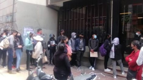 Fila en el primer día de atención de la gestión en Tesoro Universitario