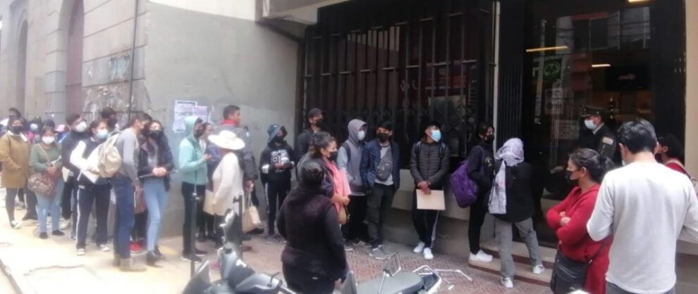 Fila en el primer día de atención de la gestión en Tesoro Universitario