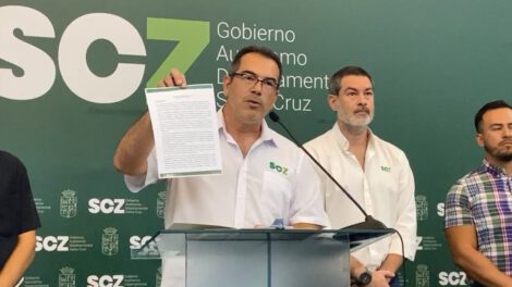 Camacho continúa en el cargo de gobernador de Santa Cruz