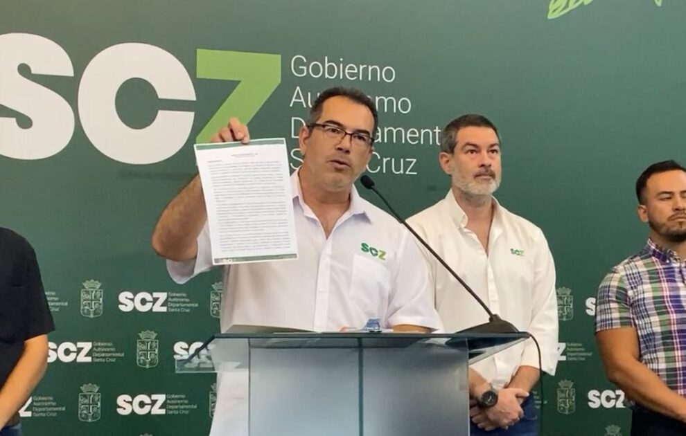 Camacho continúa en el cargo de gobernador de Santa Cruz