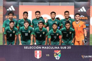Integrantes del seleccionado boliviano antes del partido frente a Perú