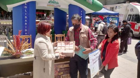 Entrega de premios a los ganadores de la Lotería en Oruro