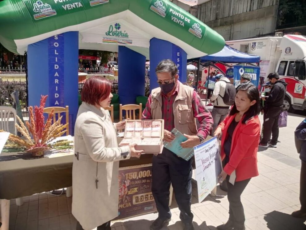 Entrega de premios a los ganadores de la Lotería en Oruro