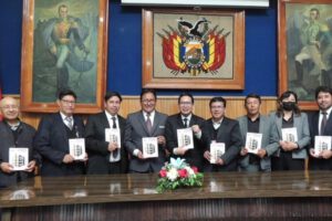 Manual de Orientación en Comunicación presentado por docentes de la UTO