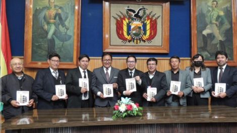 Manual de Orientación en Comunicación presentado por docentes de la UTO