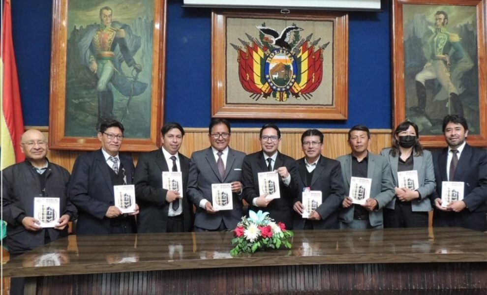 Manual de Orientación en Comunicación presentado por docentes de la UTO