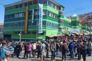 Pacto entre el MAS y Adepcoca en el mercado de Villa Fátima