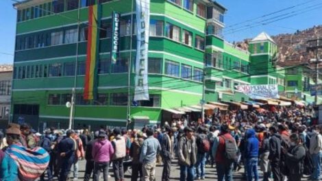 Pacto entre el MAS y Adepcoca en el mercado de Villa Fátima