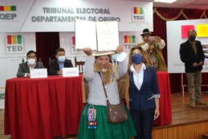 Sara Poma asume el mando del Gobierno Autónomo Indígena Originario Campesino de Salinas