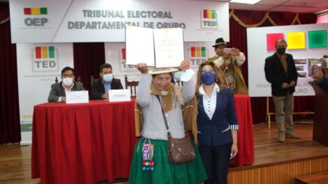 Sara Poma asume el mando del Gobierno Autónomo Indígena Originario Campesino de Salinas