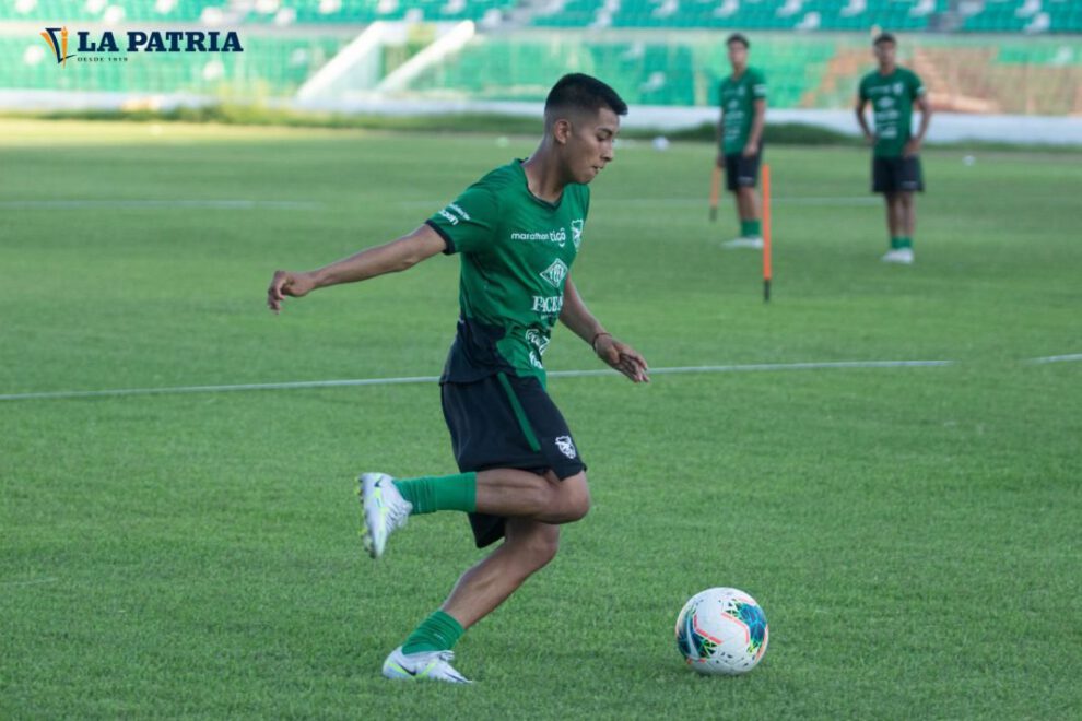 Pablo Escobar entrenador Sub-20 durante el último entrenamiento en Santa Cruz