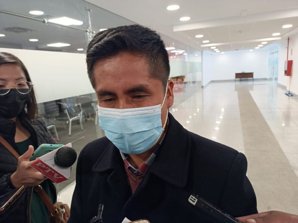 Senador del MAS defiende accionar de la Policía