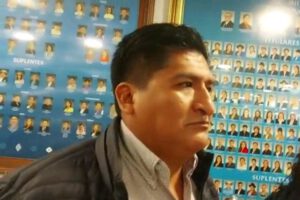 El jefe de bancada del MAS, Andrés Flores, habla sobre la Comisión de Justicia Plural