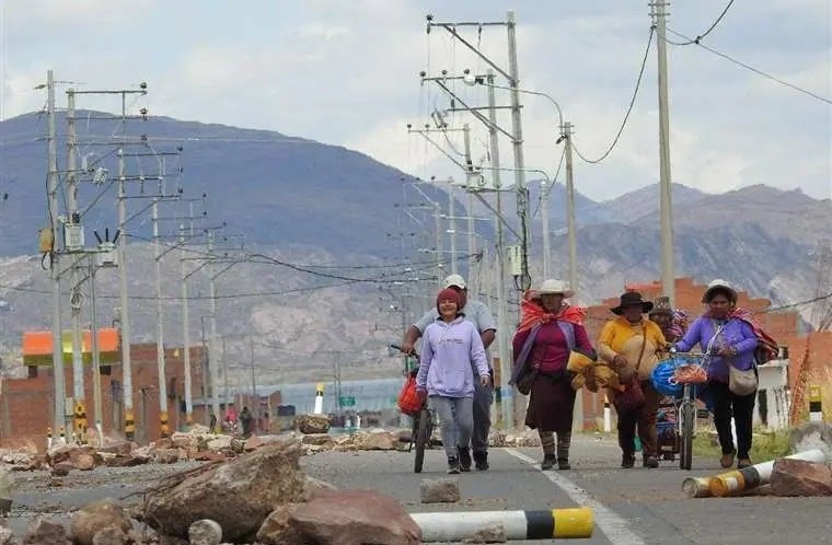 Operaciones comerciales entre Perú y Bolivia truncadas por quema de recinto aduanero